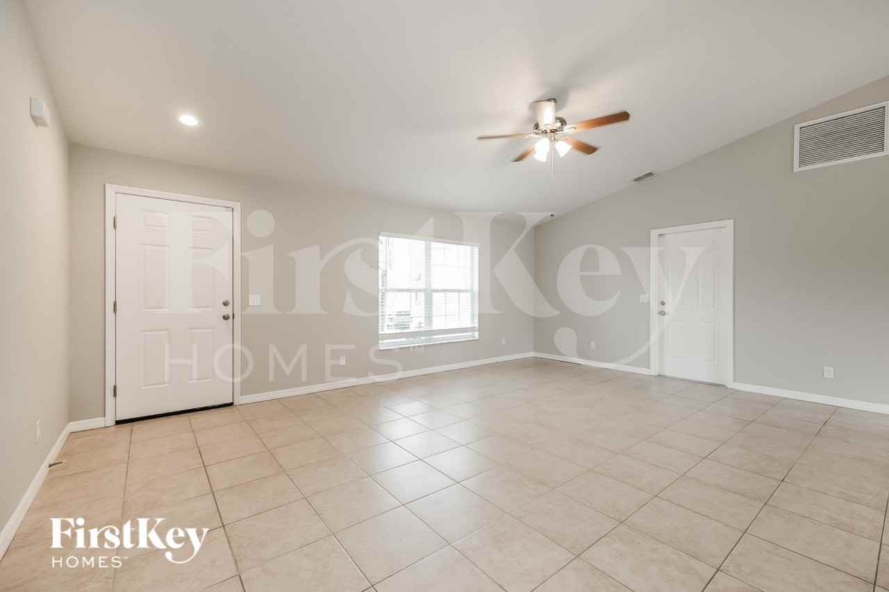 11104 Corrigan Ave - Photo 3 of 16