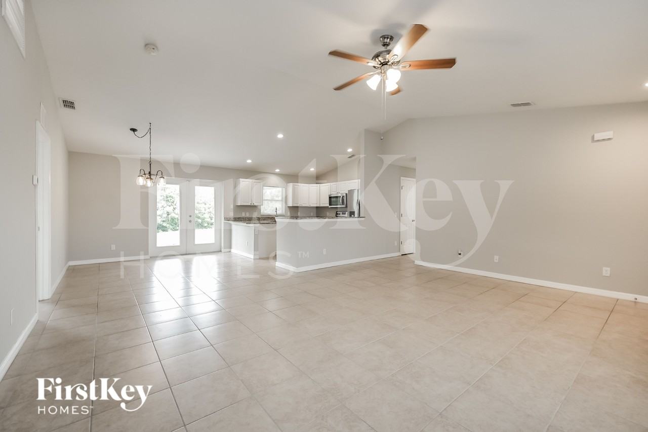11104 Corrigan Ave - Photo 4 of 16