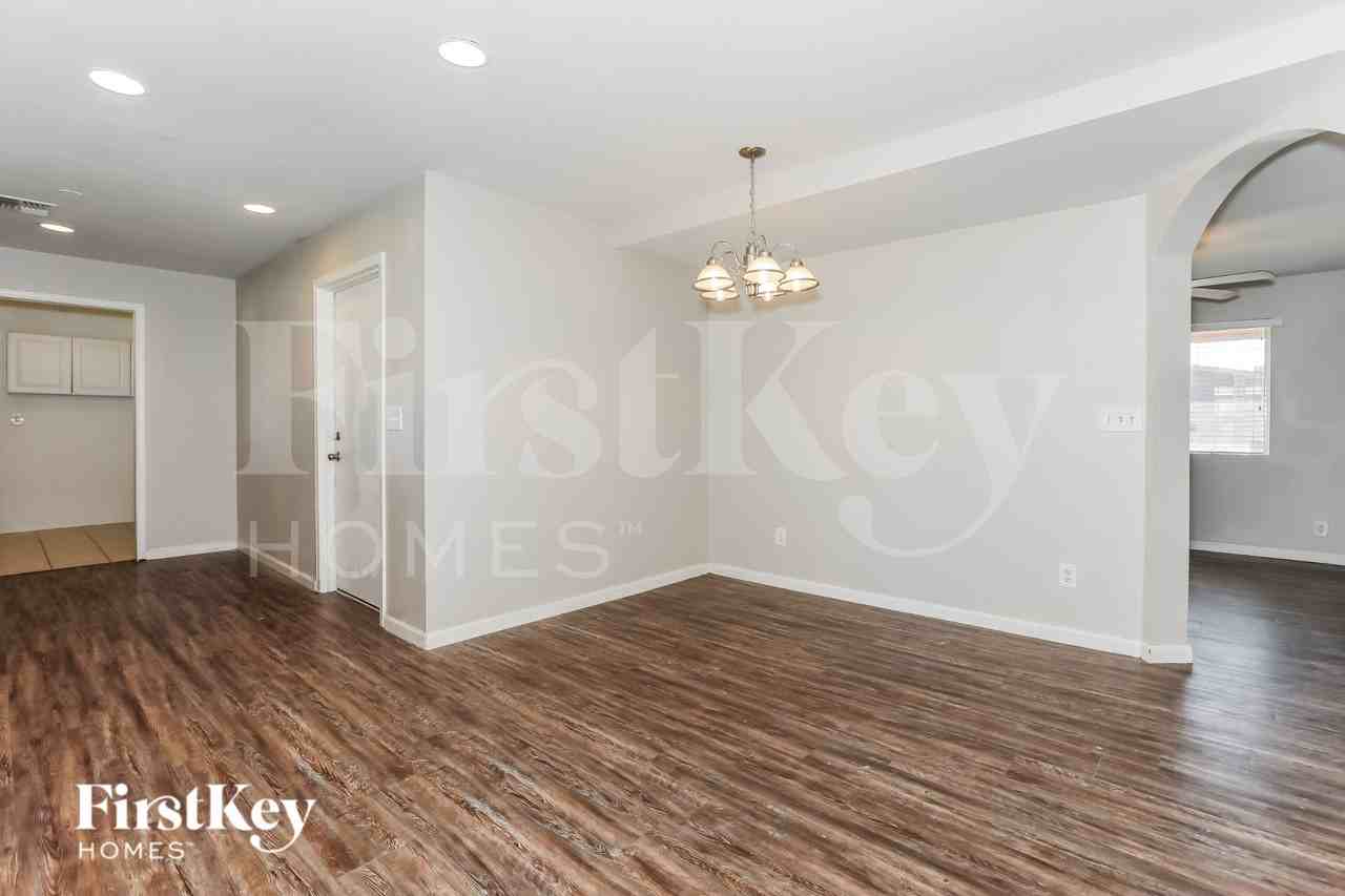 1010 W 4th Pl - Photo 4 of 16