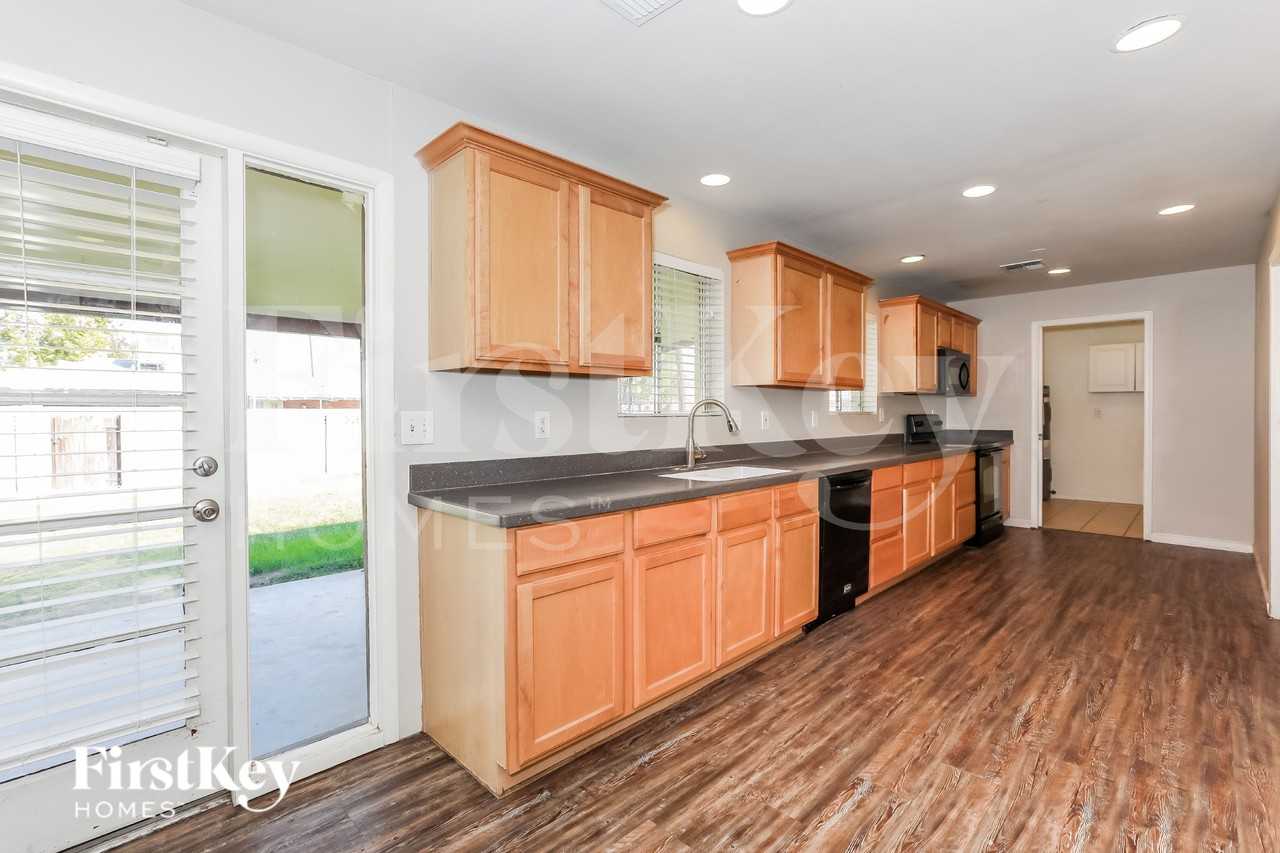 1010 W 4th Pl - Photo 5 of 16