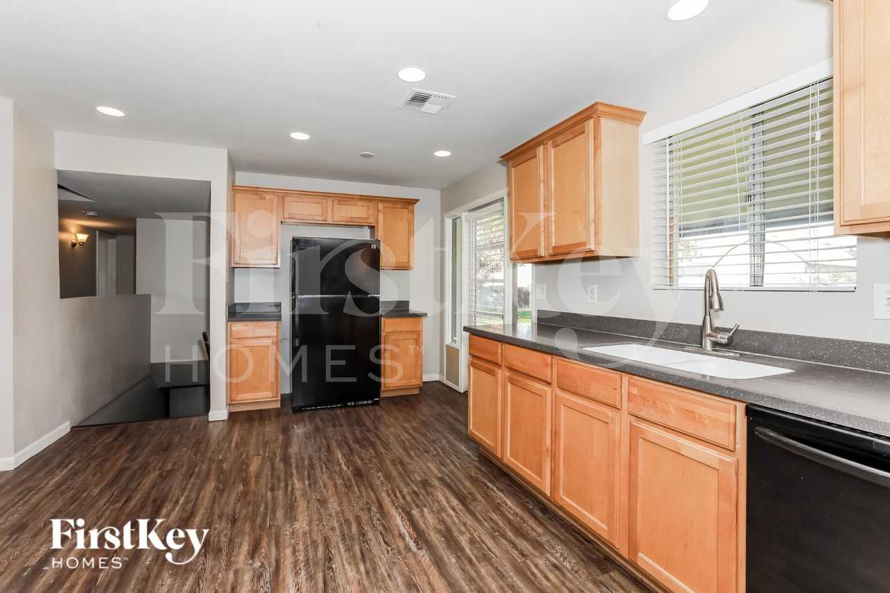 1010 W 4th Pl - Photo 6 of 16