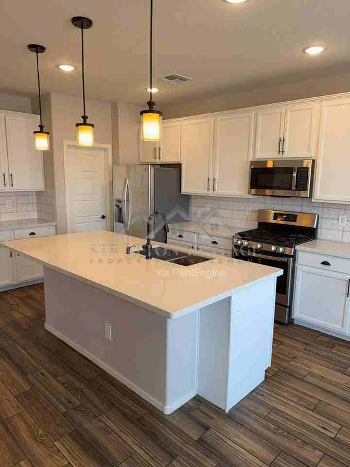 7039 N 84th Ave - Photo 3 of 10