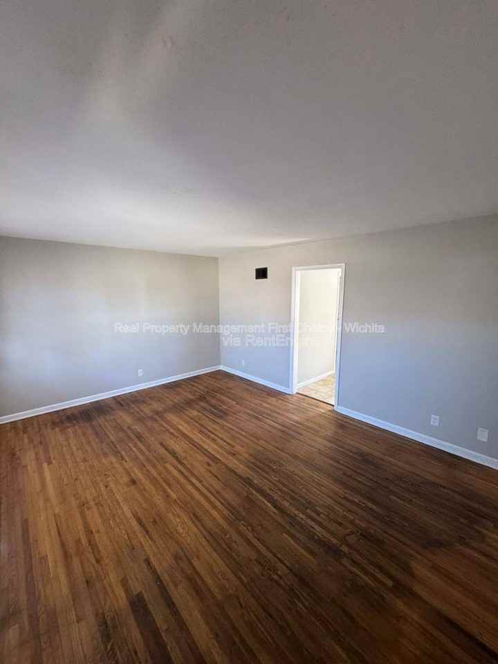 1650 S Mission Rd - Photo 2 of 10
