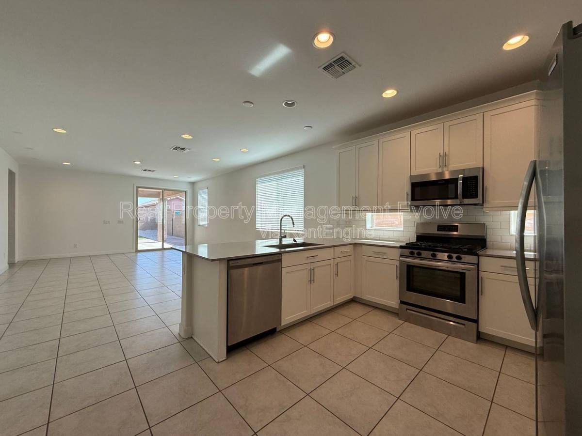 6324 W Warner St - Photo 3 of 10