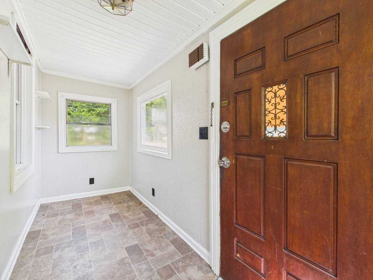 1002 Haskell St - Photo 3 of 10