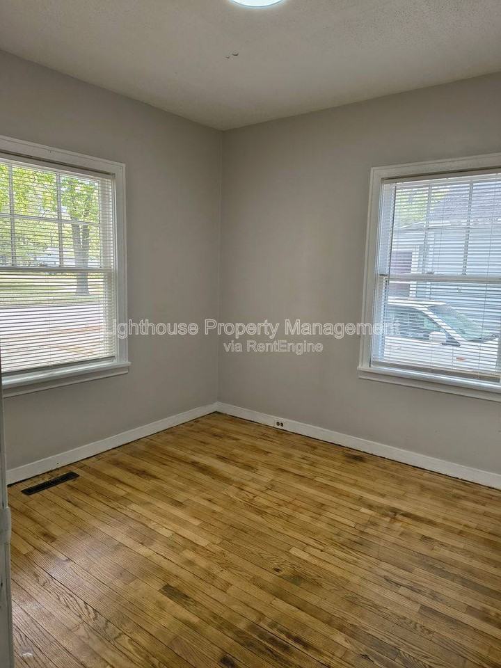 3041 Lemuel St - Photo 3 of 10