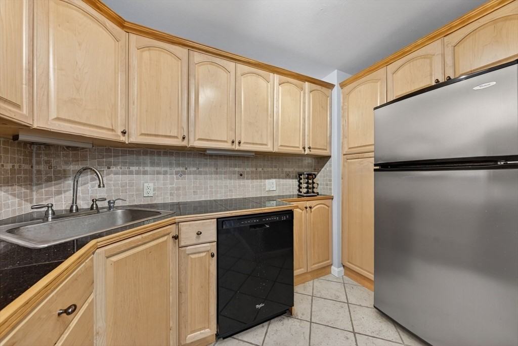 273 Cambridge Rd - Photo 4 of 16