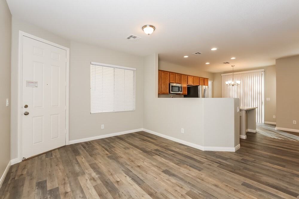 6511 Goldfield St - Photo 4 of 17