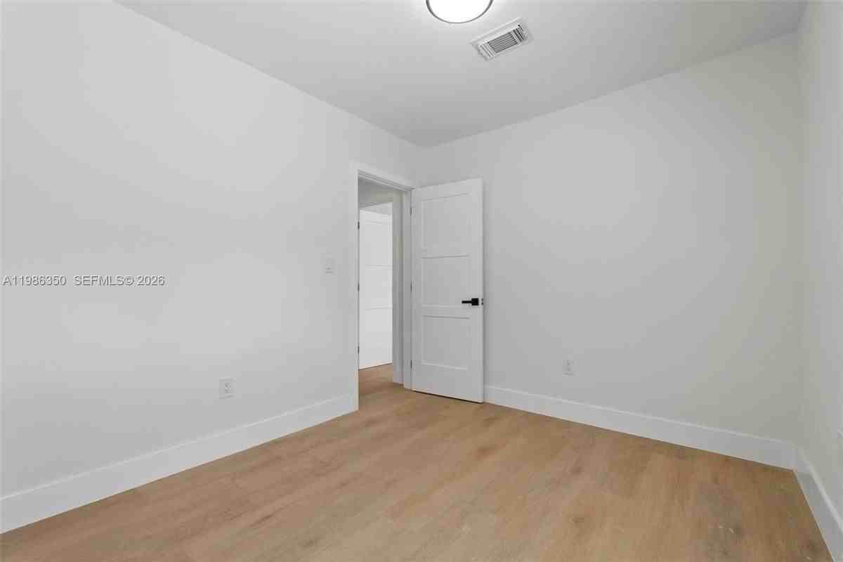 1060 Nw 35th Ave - Photo 5 of 8