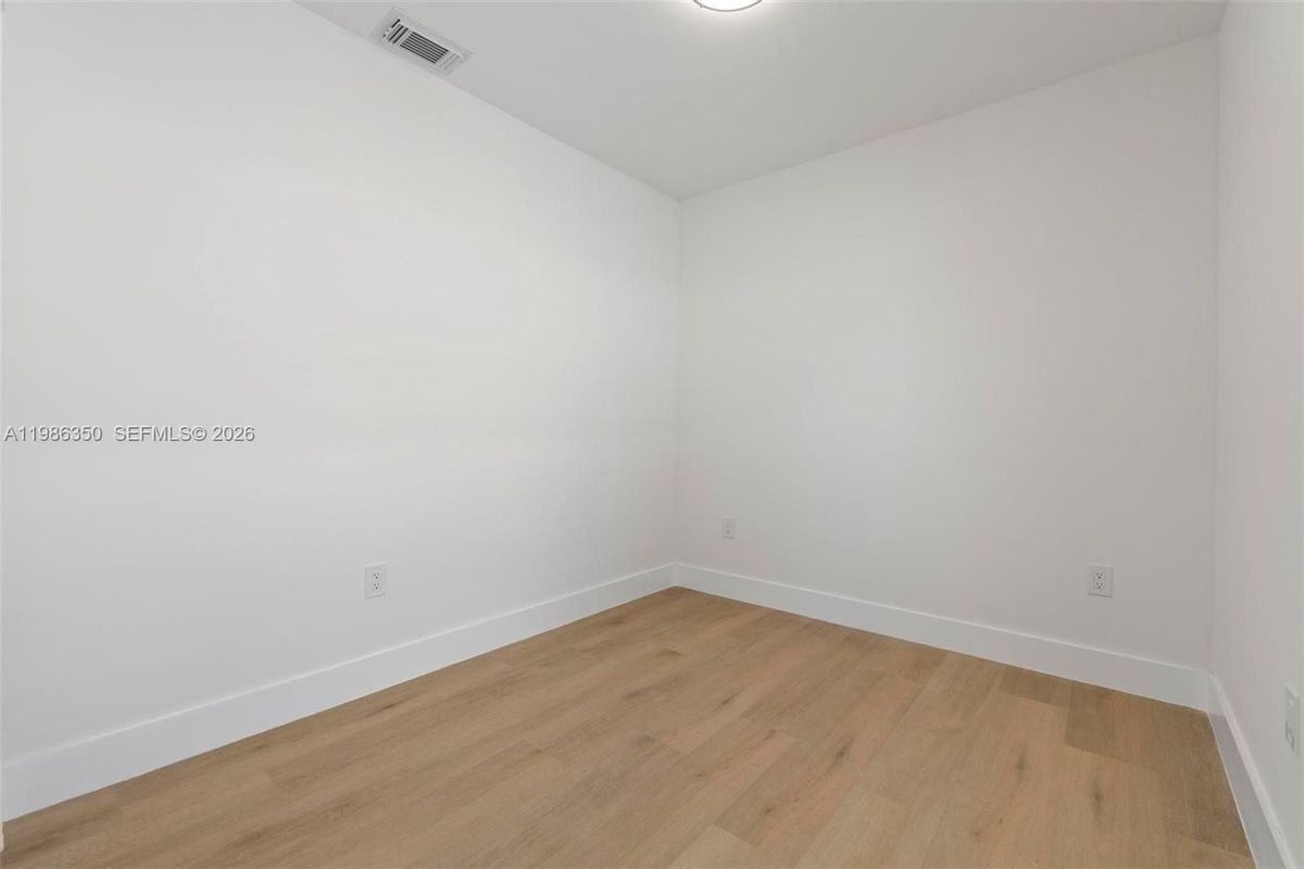 1060 Nw 35th Ave - Photo 6 of 8