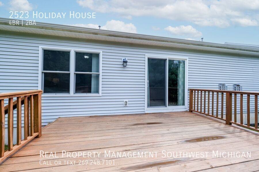 2523 Holiday House Rd - Photo 3 of 39