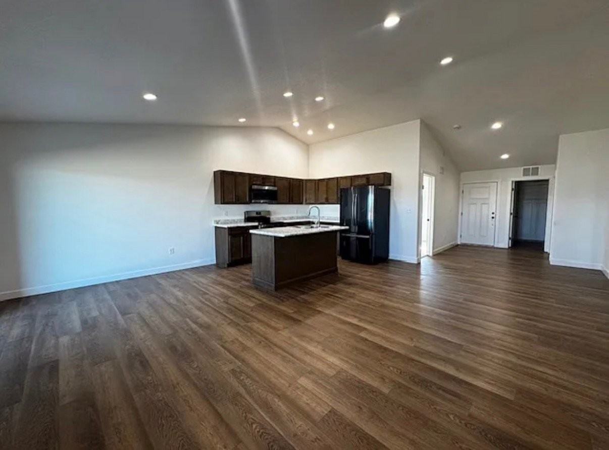 719 S Bellflower Dr - Photo 2 of 12