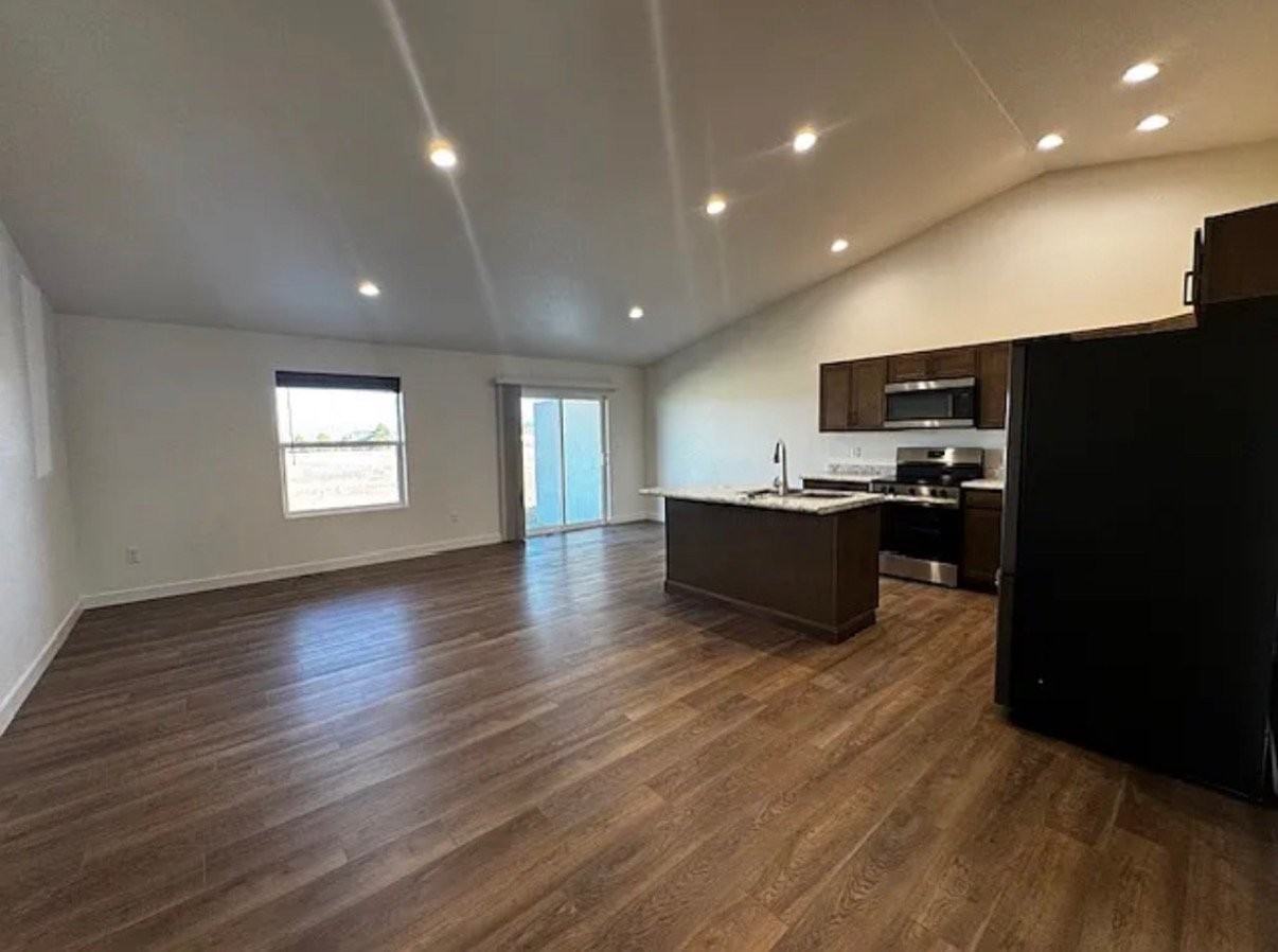 719 S Bellflower Dr - Photo 3 of 12