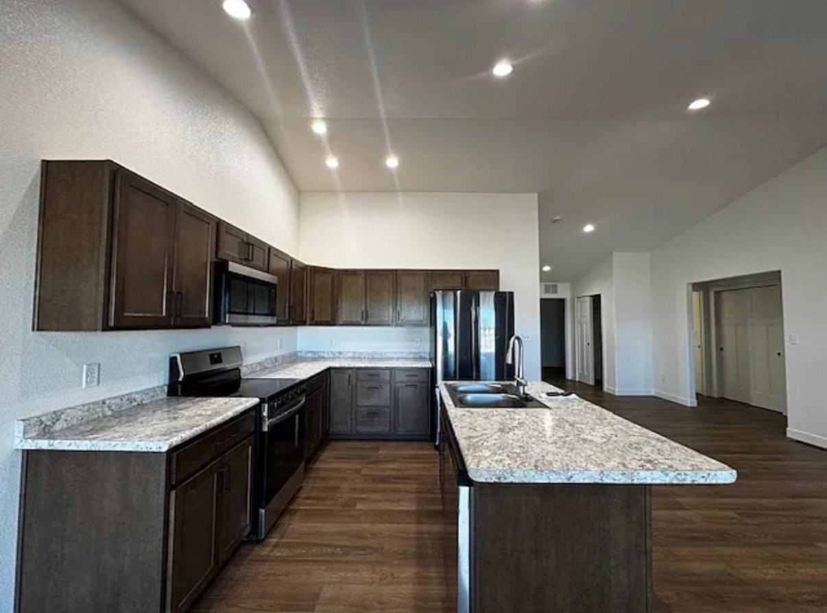 719 S Bellflower Dr - Photo 4 of 12