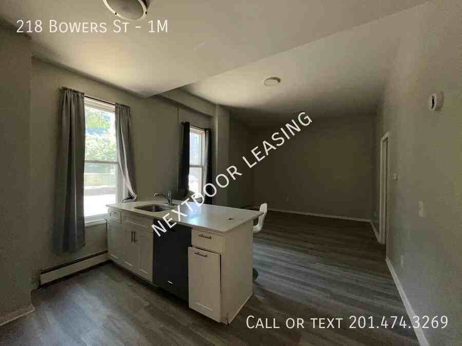 218 Bowers St #1M - Photo 2 of 10