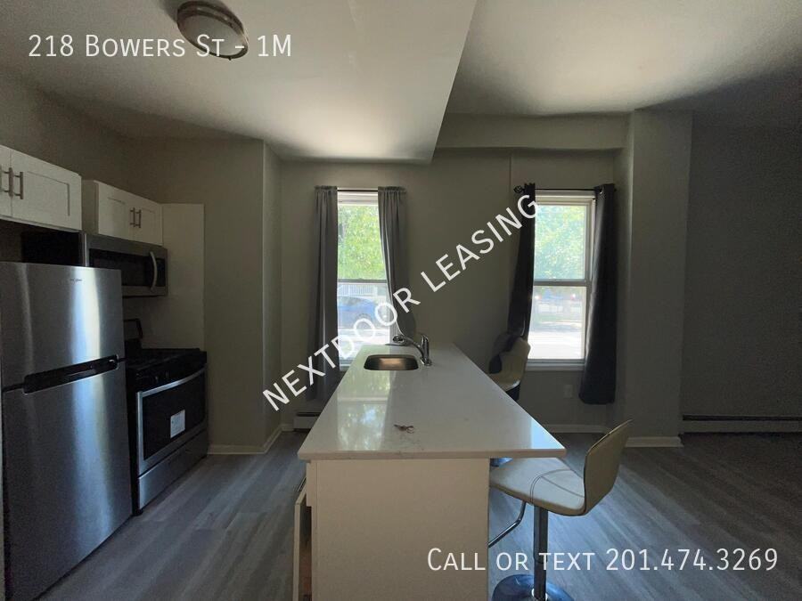 218 Bowers St #1M - Photo 3 of 10