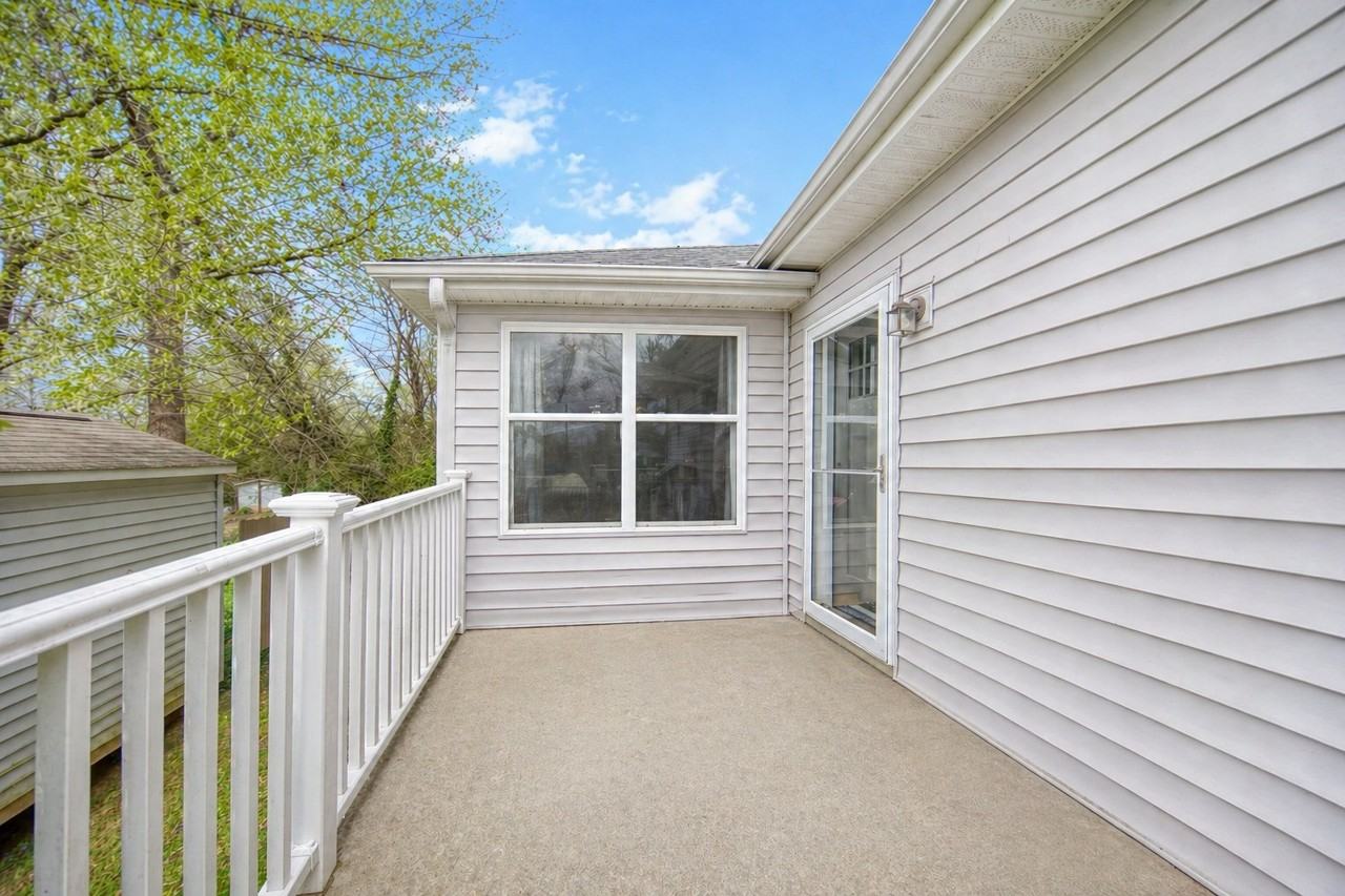 141 Northwestern Ave - Photo 4 of 20