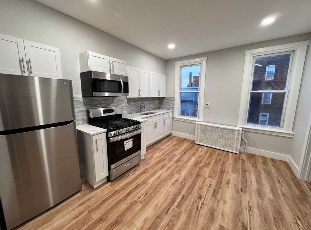 551 57th St Fl 2 - Photo 2 of 10