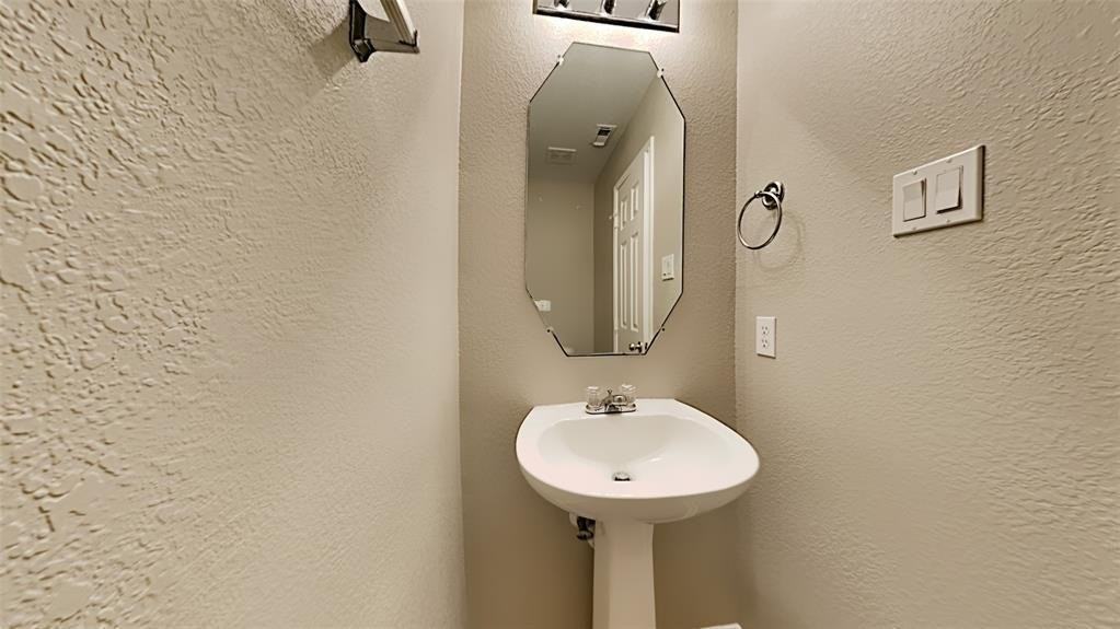 15406 Lynford Crest Dr - Photo 4 of 17