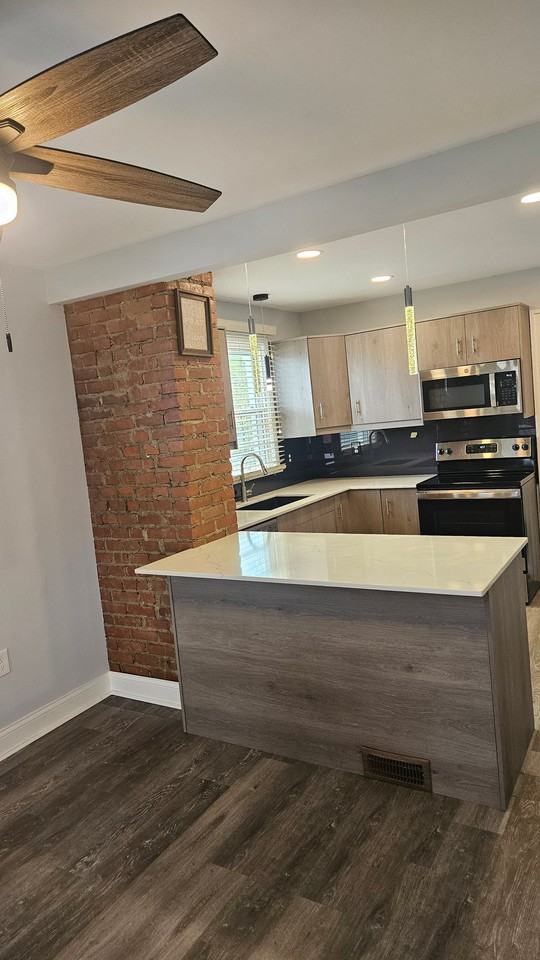 5220 W 52nd St #UP - Photo 3 of 15