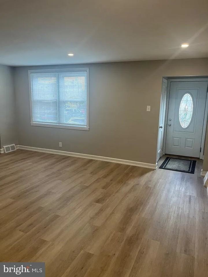 7050 Lynford St - Photo 4 of 20