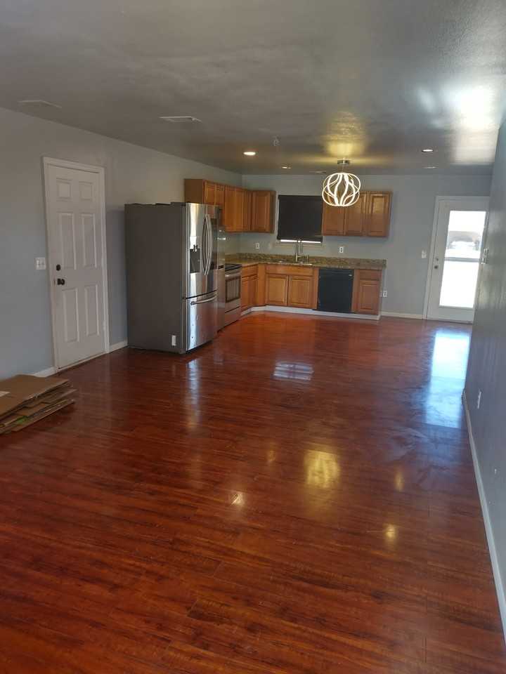 4403 S Roberts St - Photo 2 of 8