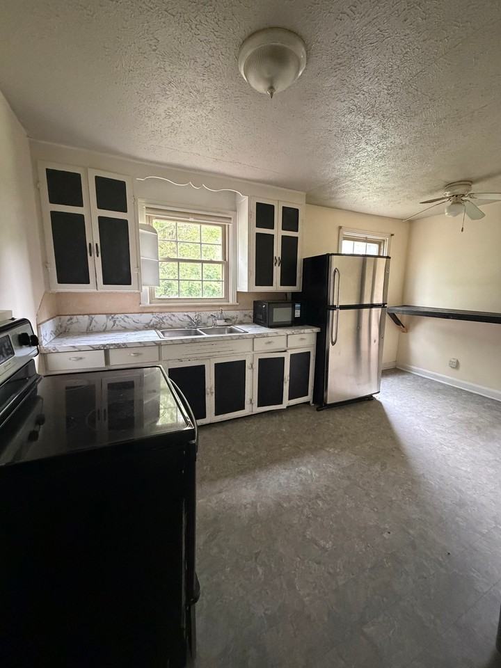 1719 Luton St - Photo 2 of 10