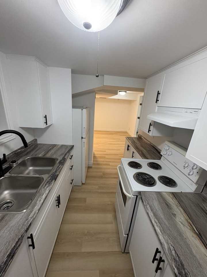 1075 Simcoe St S - Photo 2 of 12