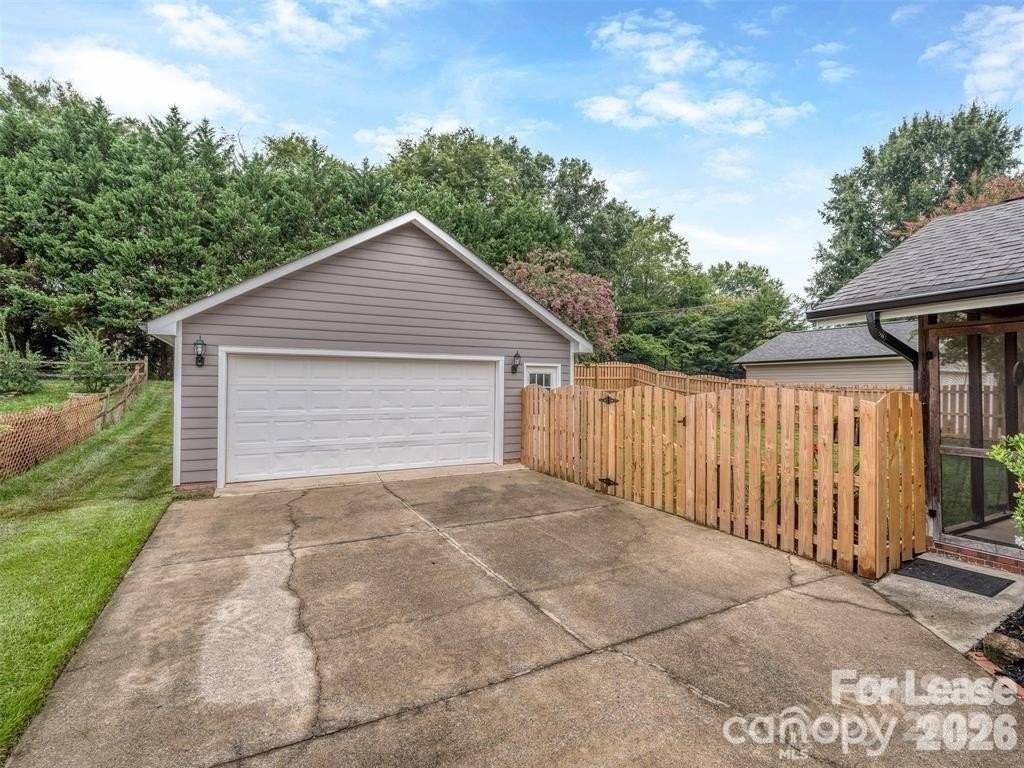 8715 Parkchester Dr - Photo 4 of 27
