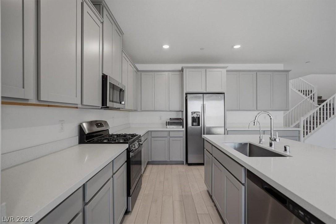 294 Mount Williamson St - Photo 4 of 29
