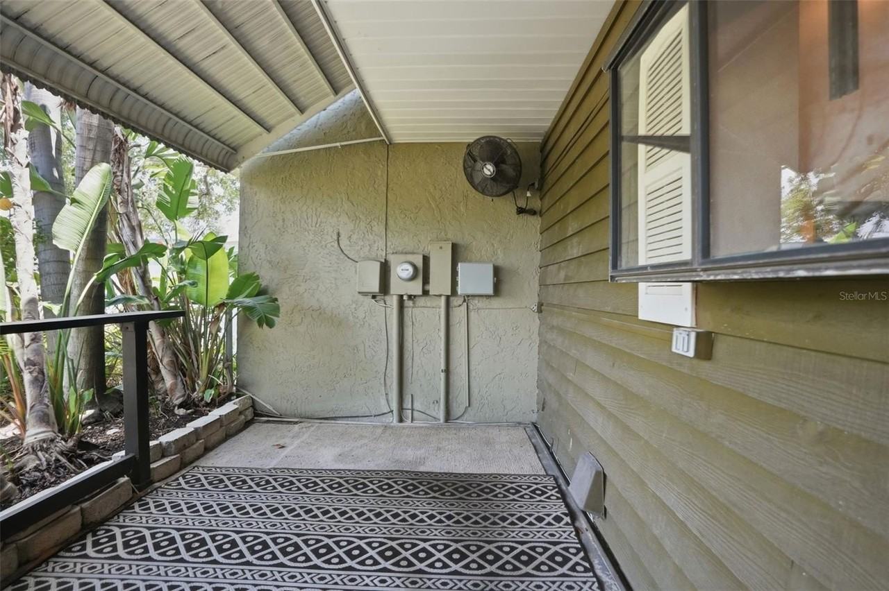 727 N Himes Ave - Photo 3 of 50