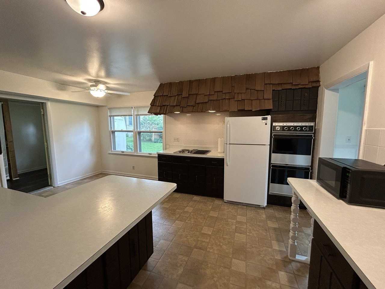 637 W Main St - Photo 4 of 17