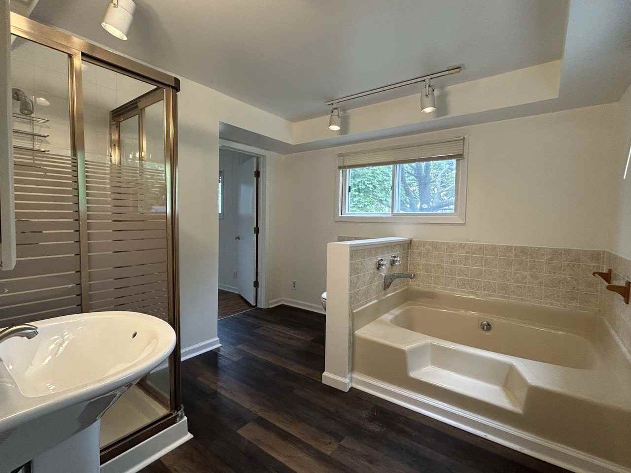637 W Main St - Photo 7 of 17