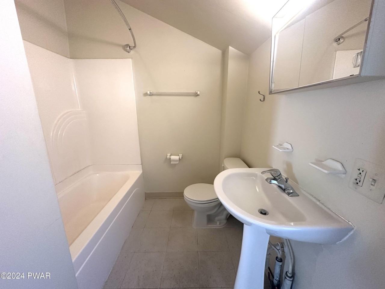 114 8th St #2ndFL - Photo 5 of 7