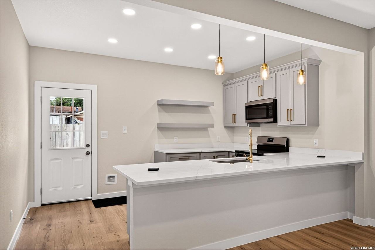 631 E Mistletoe Ave - Photo 4 of 32