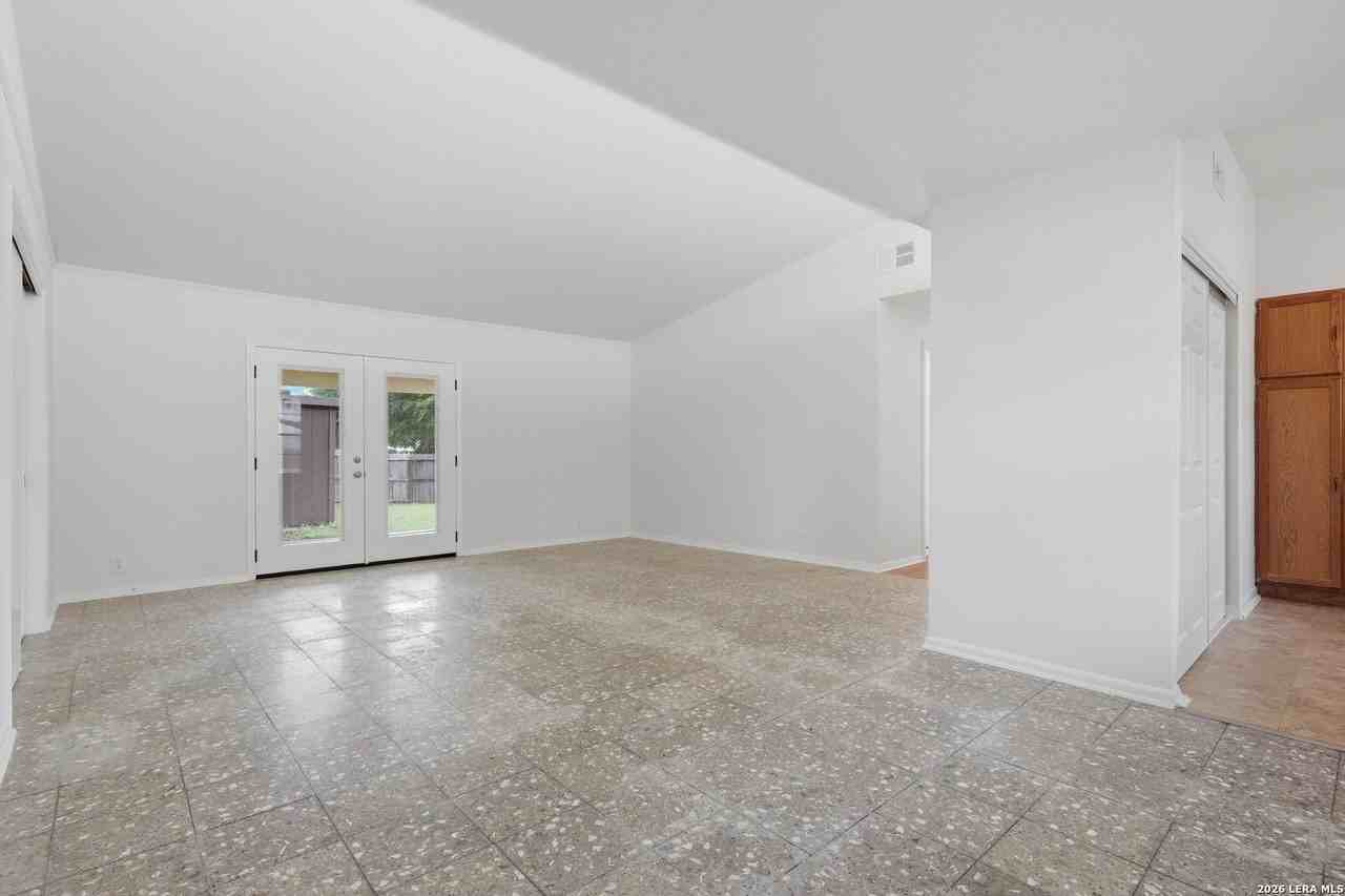 803 Oblate Dr - Photo 4 of 22
