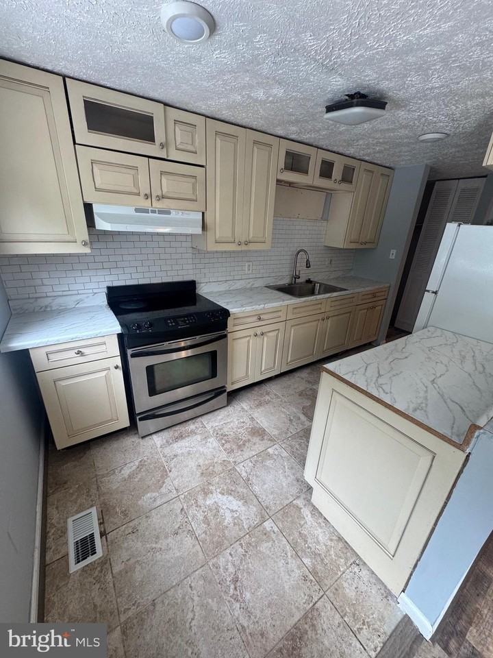 2208 Cocquina Dr - Photo 3 of 10