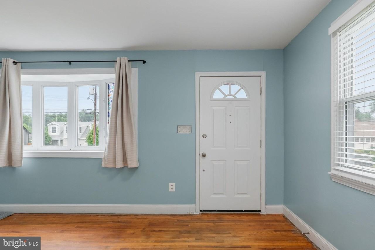 6823 Barrett Rd - Photo 4 of 36