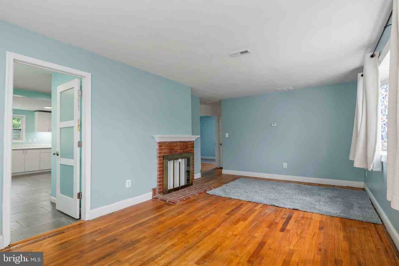 6823 Barrett Rd - Photo 5 of 36