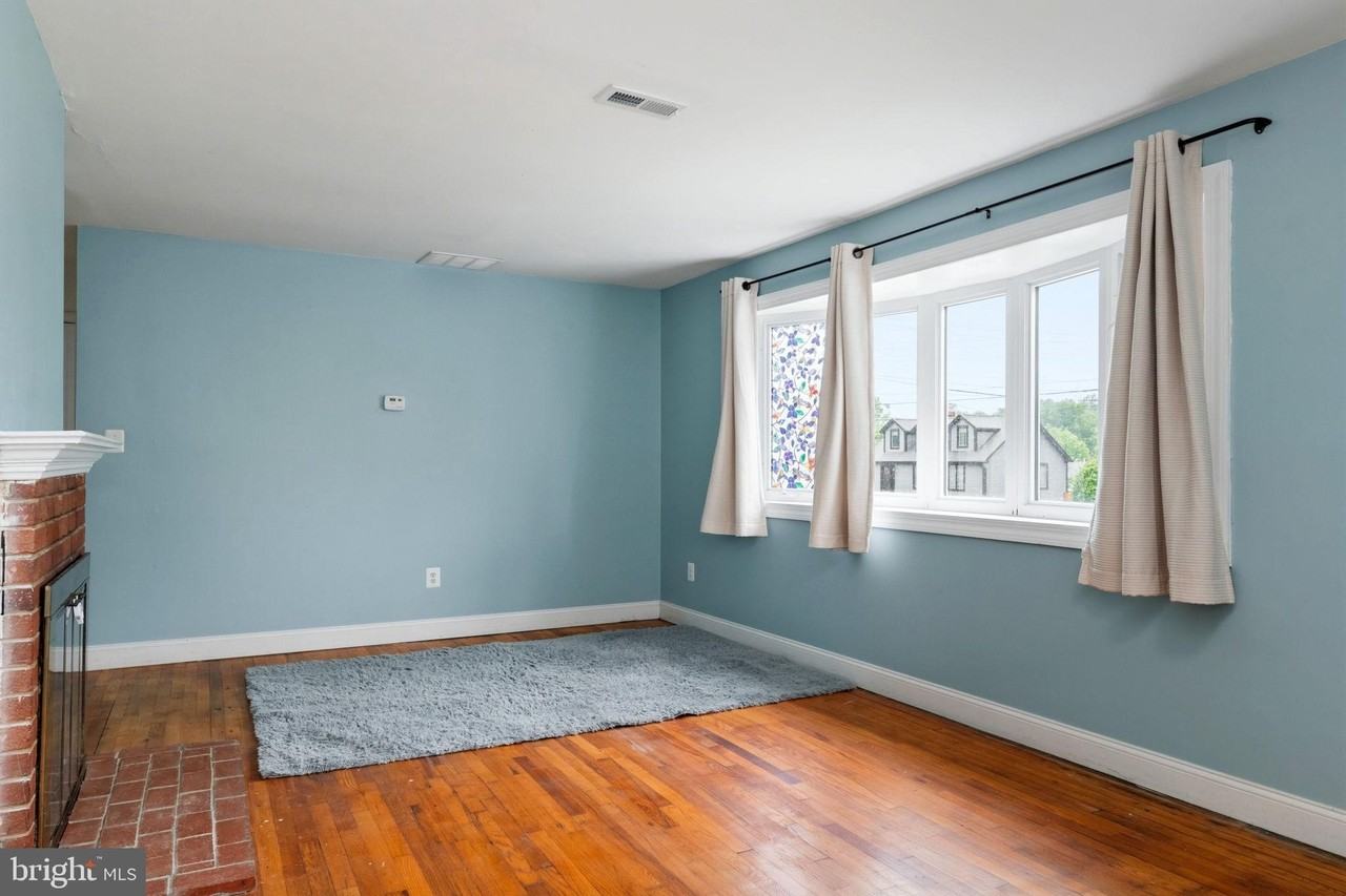 6823 Barrett Rd - Photo 7 of 36
