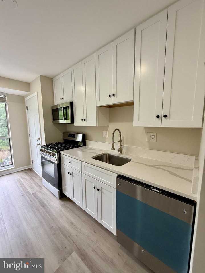 5608 Bloomfield Dr #201 - Photo 3 of 17