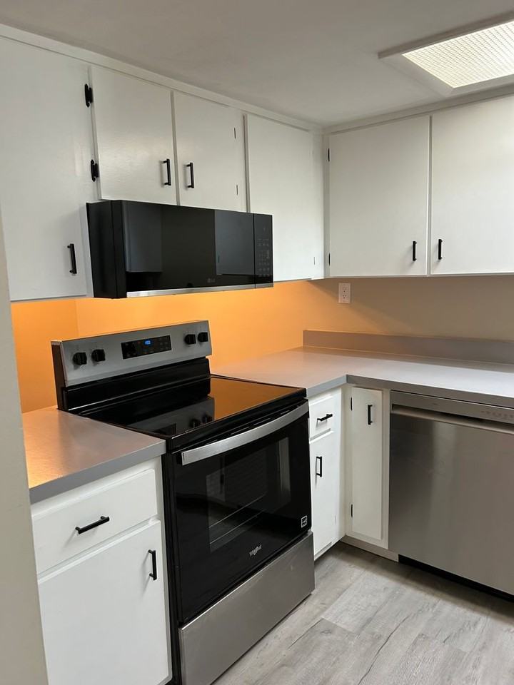 300 N Dewey St - Photo 3 of 16