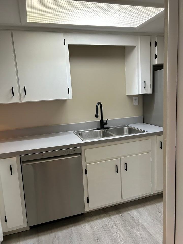 300 N Dewey St - Photo 4 of 16