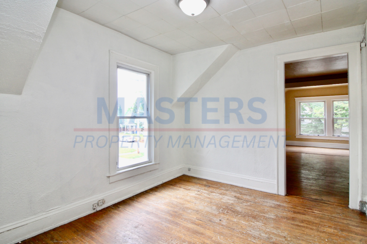 2563 Foraker Ave - Photo 6 of 36
