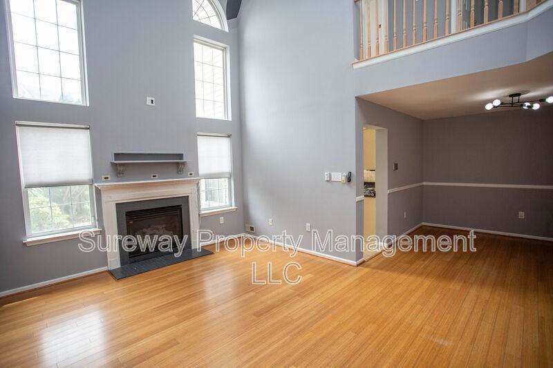 605 Doral Dr - Photo 3 of 40