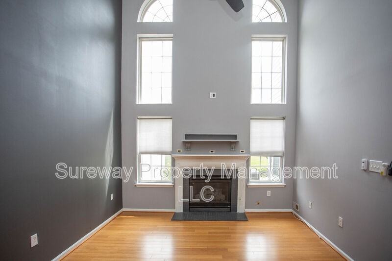 605 Doral Dr - Photo 4 of 40