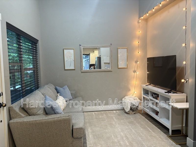 4315 N Adams St - Photo 2 of 18