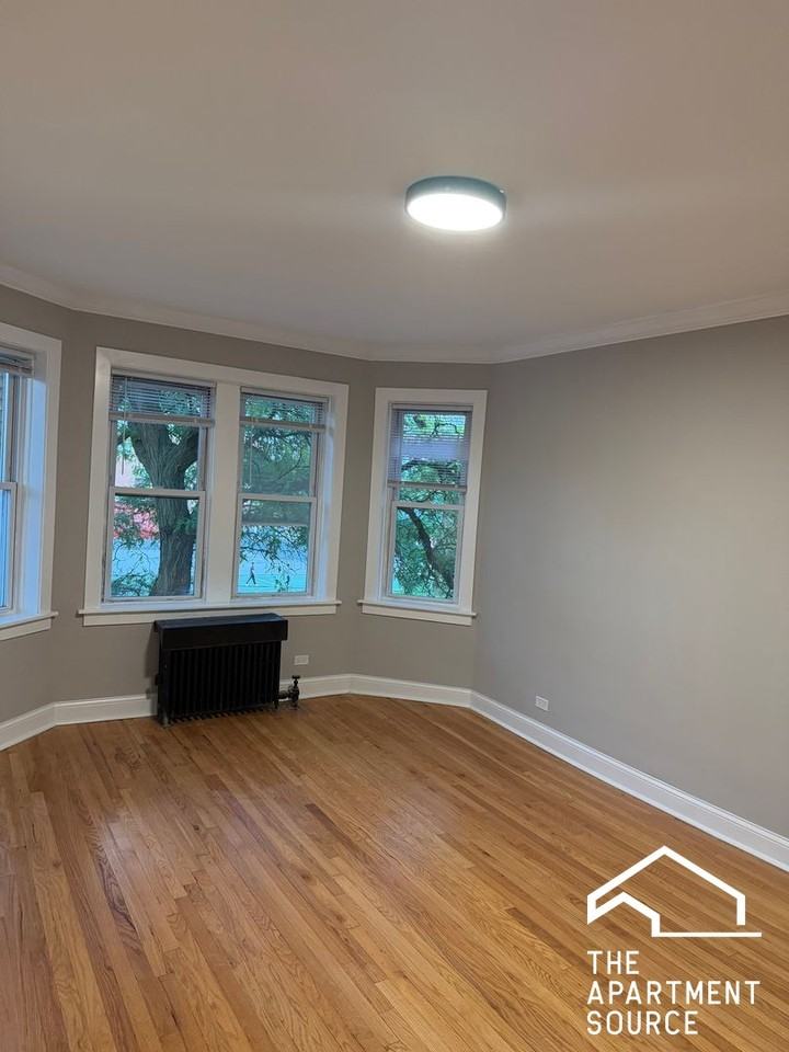 4956 N Harding Ave #2 - Photo 5 of 7
