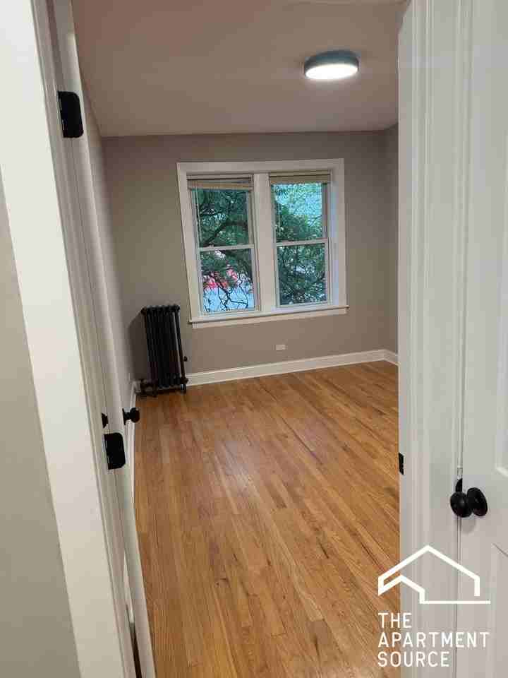 4956 N Harding Ave #2 - Photo 6 of 7
