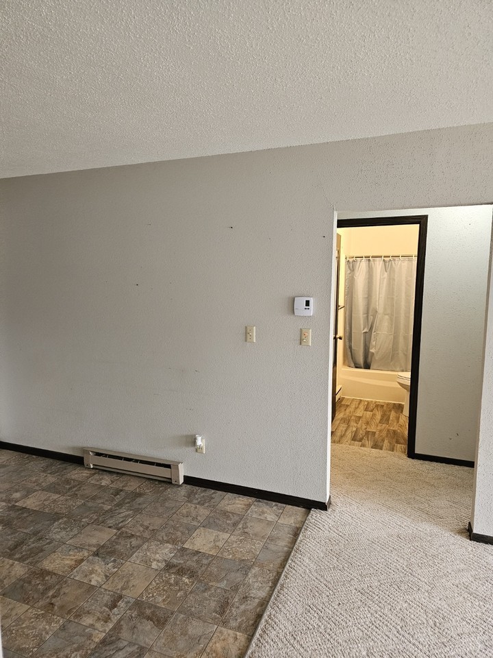 Edmore Apts - Photo 2 of 10